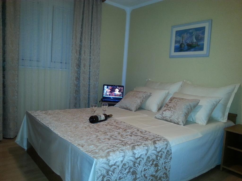 Holiday Home Milenka Рогозница Экстерьер фото